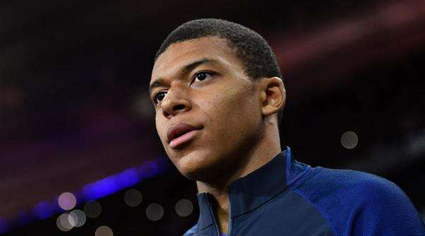 مبابي يتغنى بباريس سان جيرمان