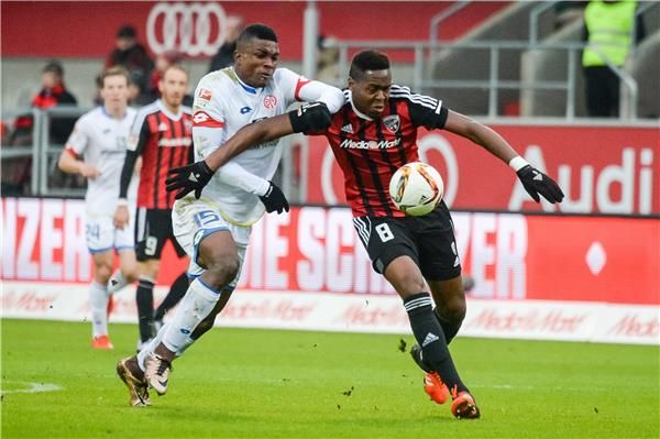 منافسة على الكرة بين لاعبي إنجولشتات وماينز