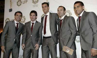 لاعبي برشلونة المتوجين 