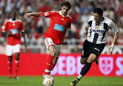 لاعب بنفيكا ايمار (اليسار) يسيطر على الكرة  وسط مراقبة لاعب ناسيونال