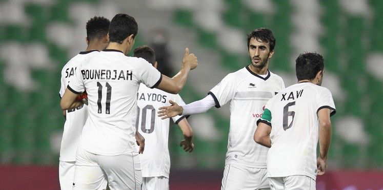 بغداد بونجاح مع زملائه في فريق السد