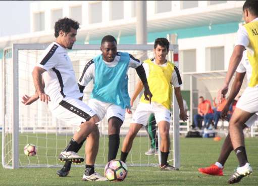 جانب من تدريبات فريق الأهلي