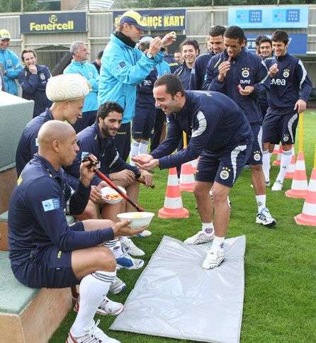 جانب من المرح الذي إتسم به تدريب فنربخشة بعد الفوز بديربي تركيا