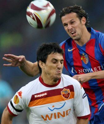 بورديسو في صراع على الكرة مع سريلير