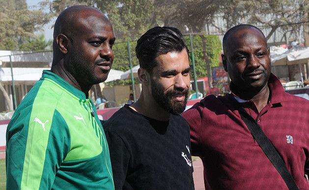 المدربان السعوديان مع عبد الله السعيد لاعب الأهلي 