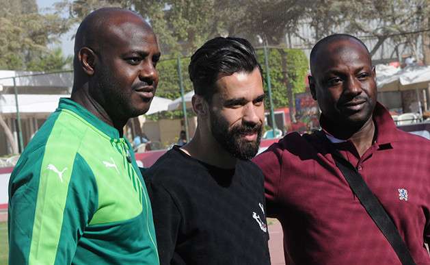 المدربان السعوديان مع عبد الله السعيد لاعب الأهلي 