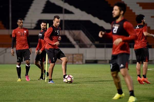 جانب من تدريبات الشباب