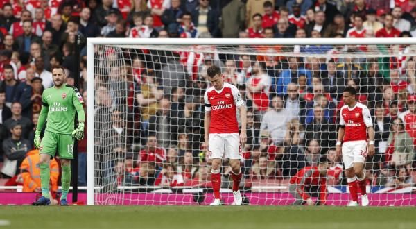 لوران كوتشيلني يتعرض للإصابة أمام مانشستر سيتي