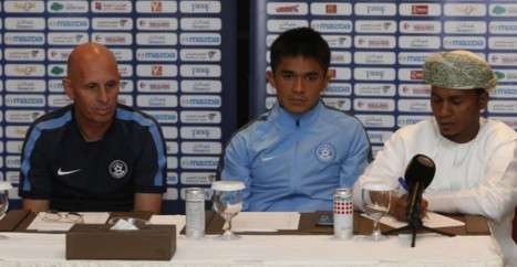 ستيفن قنسطنطين (يسار)