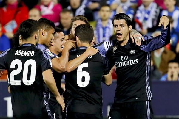 ألفارو موراتا يحتفل مع زملائه