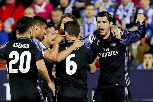 ألفارو موراتا يحتفل مع زملائه