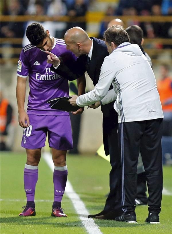 ماركو أسينسيو مع مدربه زين الدين زيدان