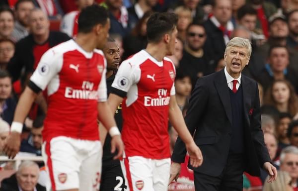 أرسين فينجر يعطي تعليماته للاعبي أرسنال