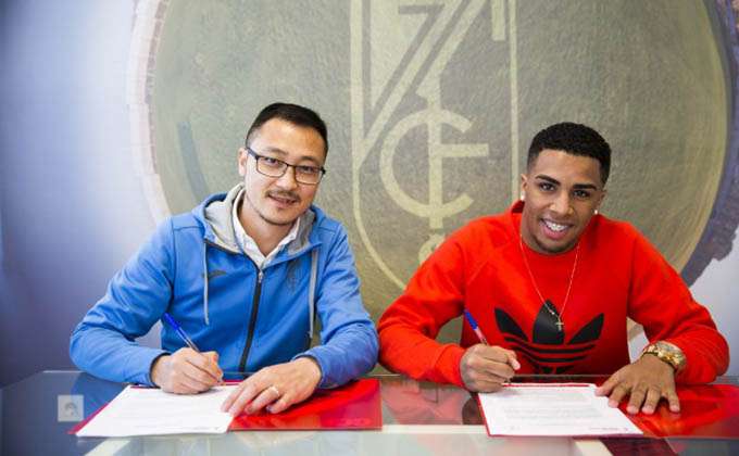  كايو إيمرسون أثناء توقيع العقد