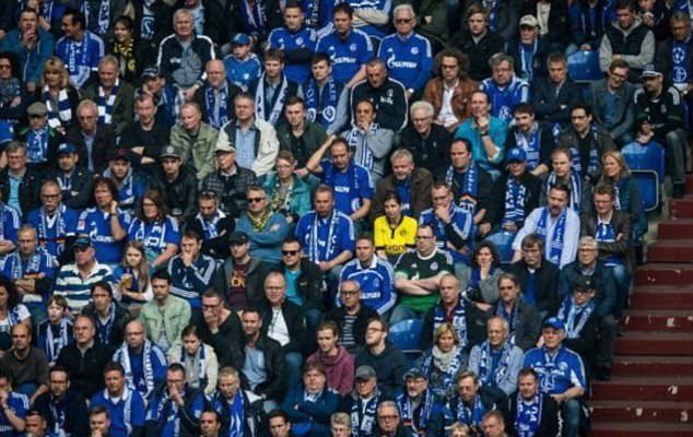 امرأة دورتموند الشجاعة وسط جماهير شالكه