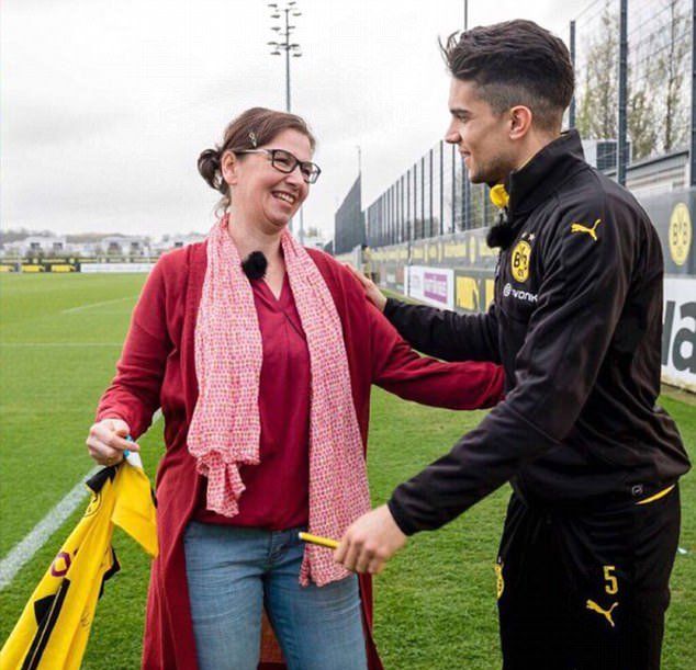 3F03079C00000578-4387096-Steffi_got_her_rewards_when_the_former_Barcelona_star_gave_her_h-a-160_1491492152143