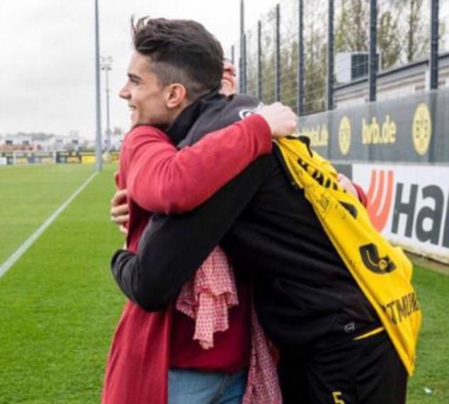 3F03078800000578-4387096-Borussia_Dortmund_defender_Marc_Bartra_finally_met_an_ecstatic_f-a-163_1491492199229