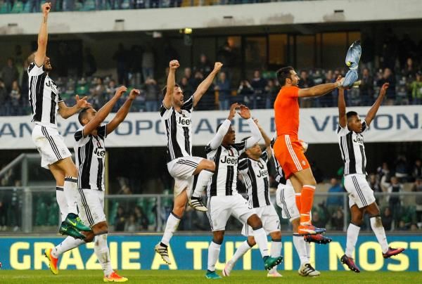 لاعبو يوفنتوس يحتفلون مع الجماهير