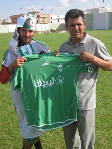 إداري من نادي خليج سرت يهدي بن يوسف قميص الفريق 