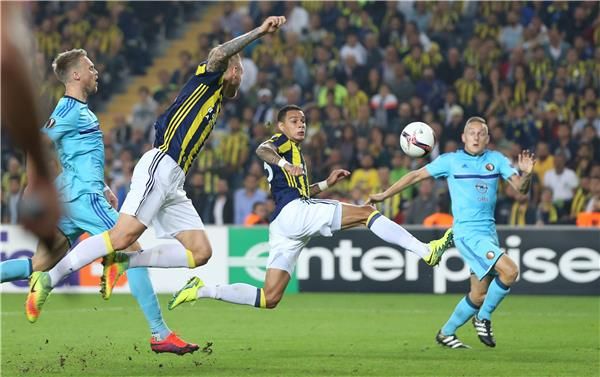 جريجوري فان دير فيل بقميص فنربخشة