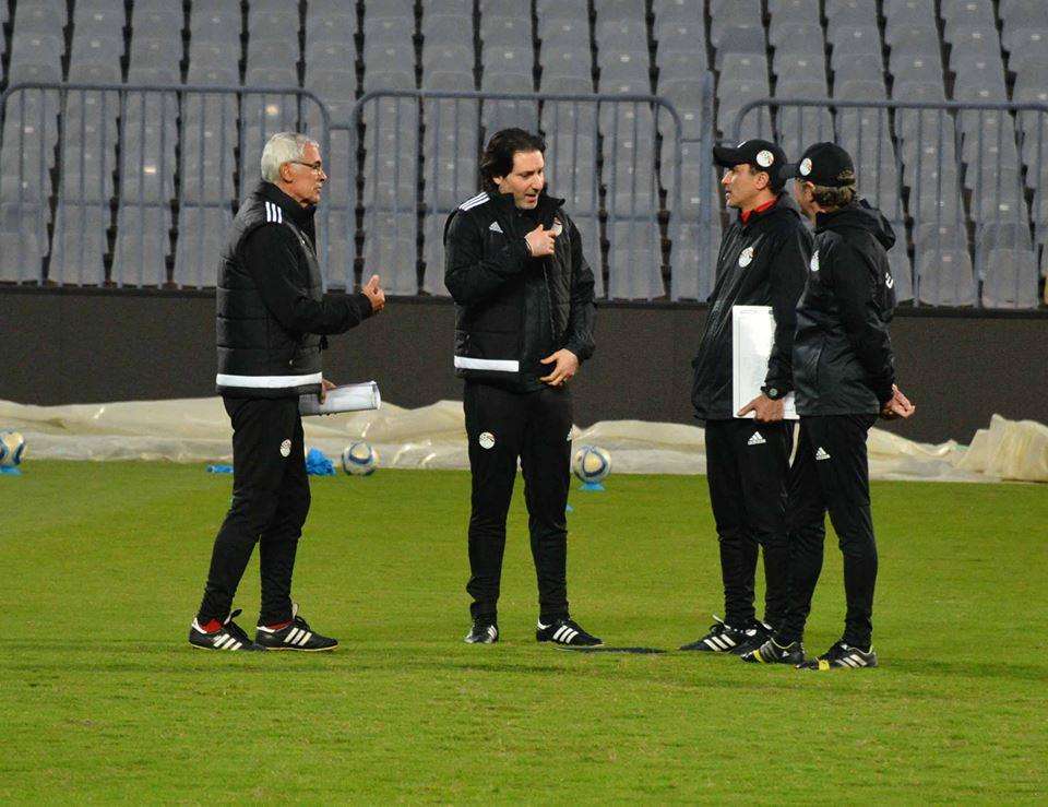 أسامه نبيه مع الجهاز الفني لمنتخب مصر