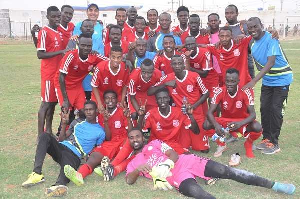 لاعبو الخرطوم الوطني يحتفلون بالمدرب أبياه