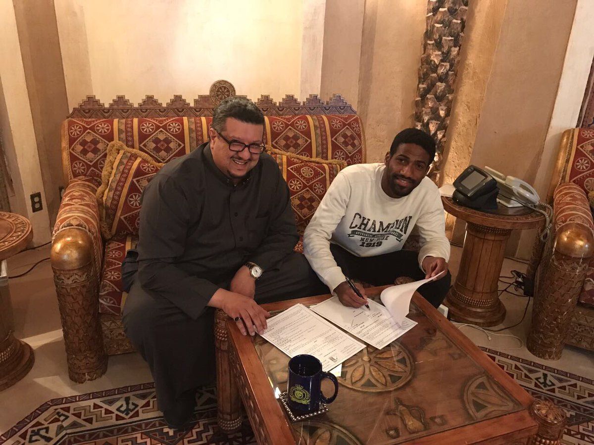 عوض خميس لدى توقيعه للنصر