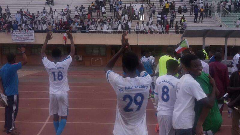 لاعبو الهلال الأبيض يحيون الجماهير