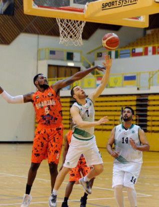 جانب من مباراة الشباب والشارقة