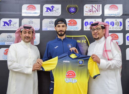 عبد الله الشمري أثناء تجديده للعقد