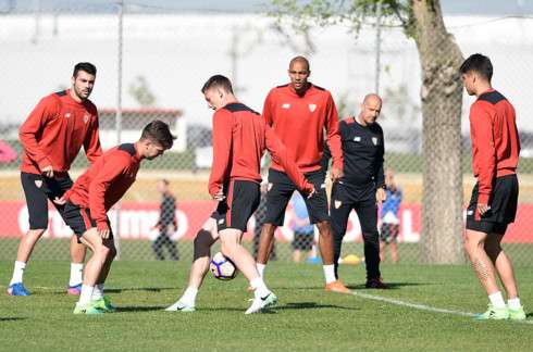 جانب من تدريبات فريق إشبيلية