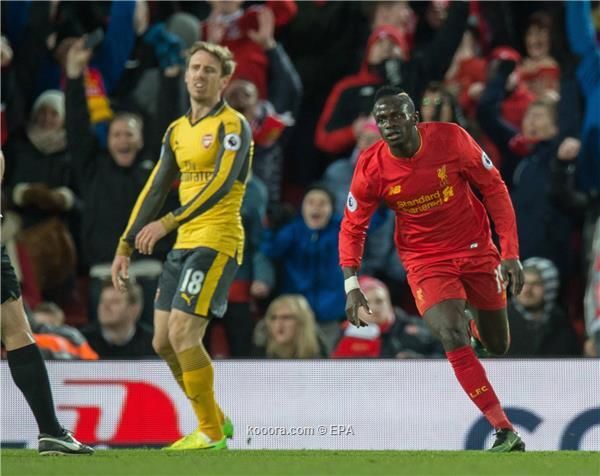 ساديو ماني (يمين)