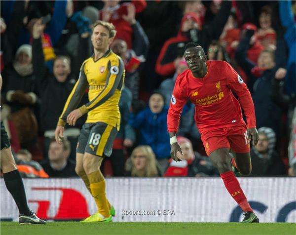 ساديو ماني (يمين)