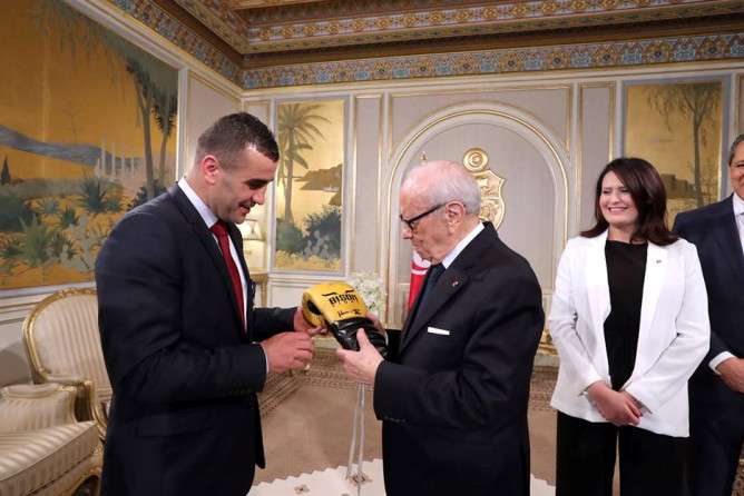من تكريم الرئيس التونسي لبطل العالم في الملاكمة