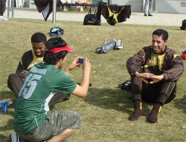 مشجع يلتقط صورة تذكارية لصالح الصقري