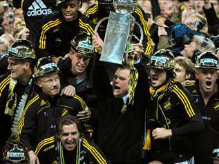 لاعبو نادي ايك سولنا يحتفلون بكأس الدوري السويدي الممتاز