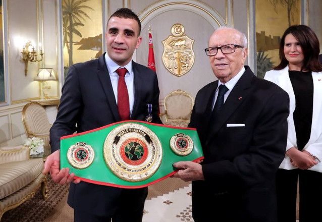  معز فحيمة عند تكريمه من قبل رئيس الجمهورية