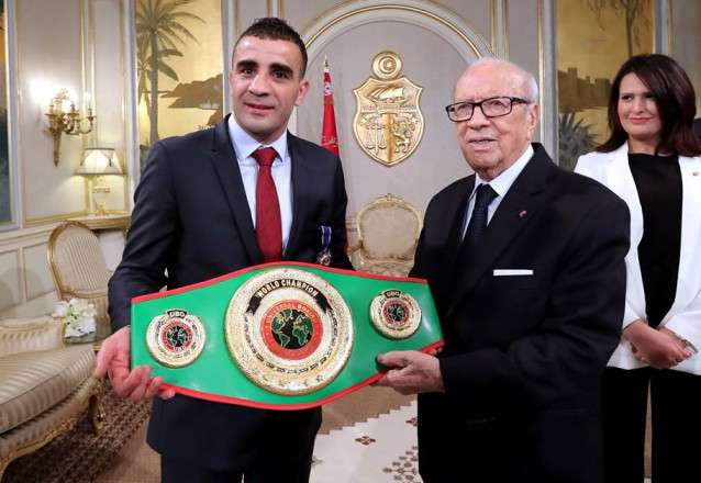 معز فحيمة عند تكريمه من قبل رئيس الجمهورية