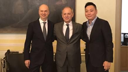 ممثلو المجموعة الصينية بعد إتمام عملية البيع