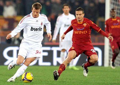 بيكهام في أول لقاء له مع الميلان في الموسم الماضي أمام روما