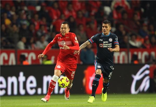 جانب من لقاء تولوكا أمام مضيفه كروز أزول