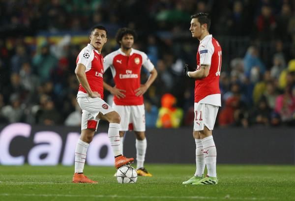 مسعود أوزيل بجوار أليكسيس سانشيز