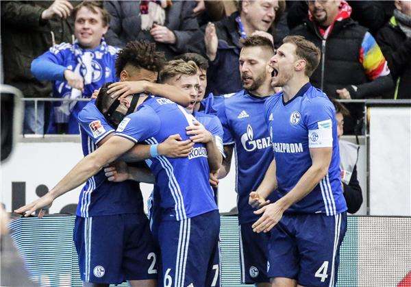 سياد كولاسيناك مع زملائه في شالكه