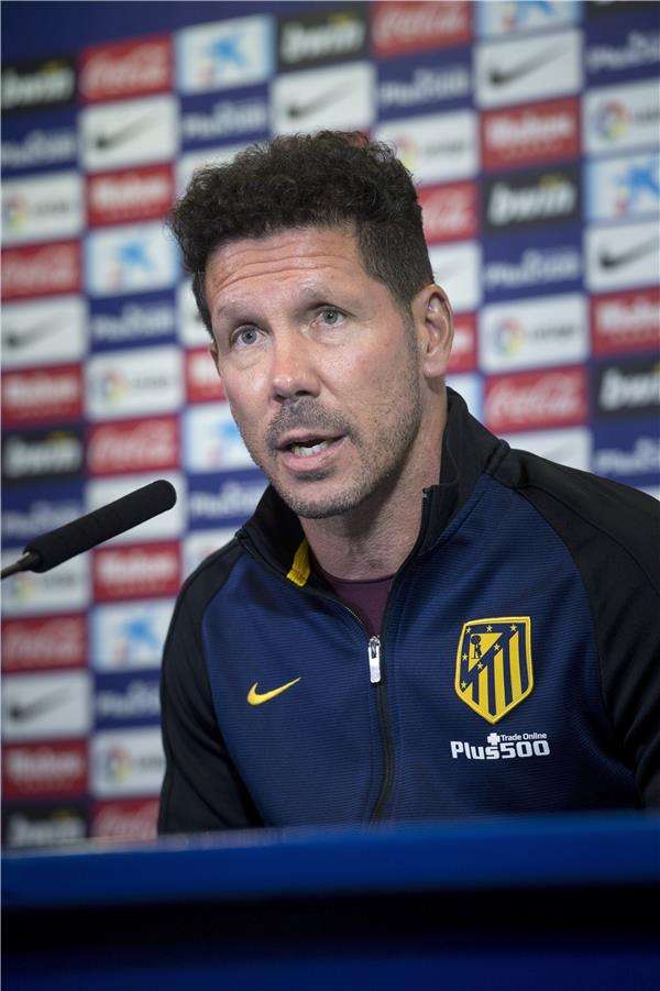 دييجو سيميوني خلال المؤتمر الصحفي