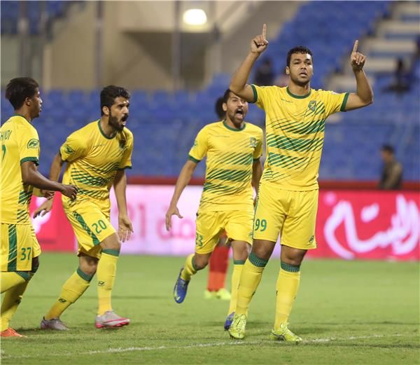 لاعبو الخليج يحتفلون بالفوز 