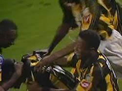 فرحة لاعبي الاتحاد بهدف نور