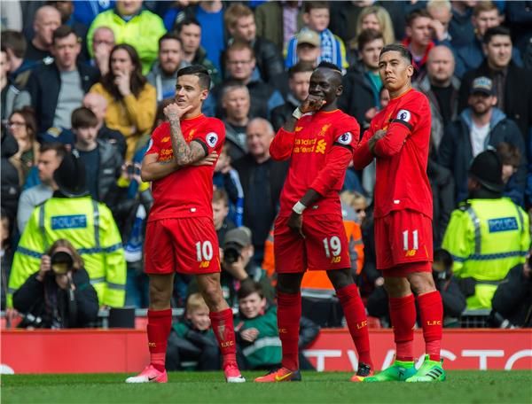 روبرتو فيرمينو مع لاعبي ليفربول