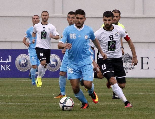 بهاء عبدالرحمن (يمين) يحاول قطع الكرة من البصول