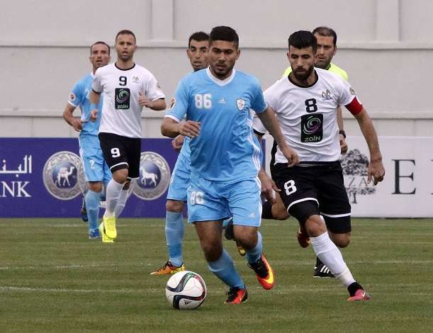 بهاء عبدالرحمن (يمين) يحاول قطع الكرة من البصول