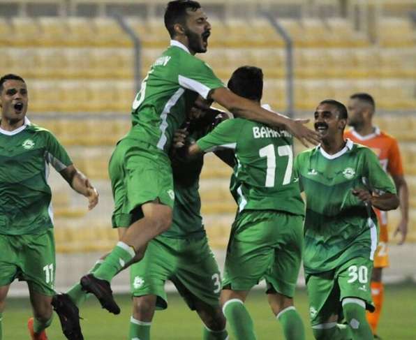 لاعبو البحرين يحتفلون بالفوز